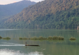 Ba Bể n’est pas seulement un paysage : c’est une âme vivante, un lieu où l’homme et la nature coexistent dans le respect et la beauté.