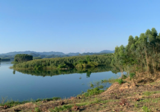 🌿 Balade en bateau sur le lac Thác Bà – Le Vietnam dans sa lumière la plus pure