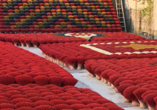 🌺 Quảng Phú Cầu – Le village des mille parfums et des couleurs d’encens